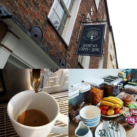 Ty Glyndwr Bunkhouse, Bar And Cafe Hostel เคอร์นาวอน ภายนอก รูปภาพ