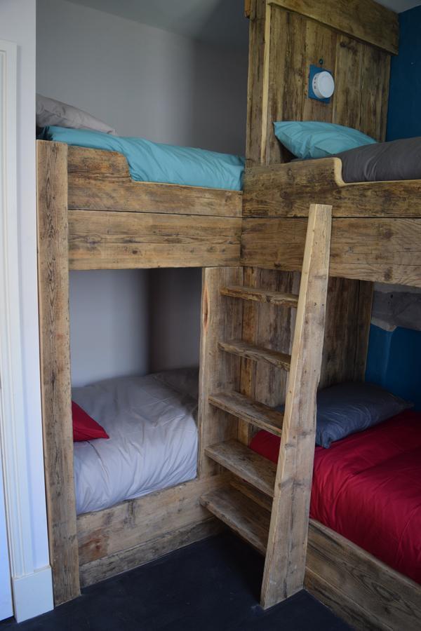 Ty Glyndwr Bunkhouse, Bar And Cafe Hostel เคอร์นาวอน ภายนอก รูปภาพ