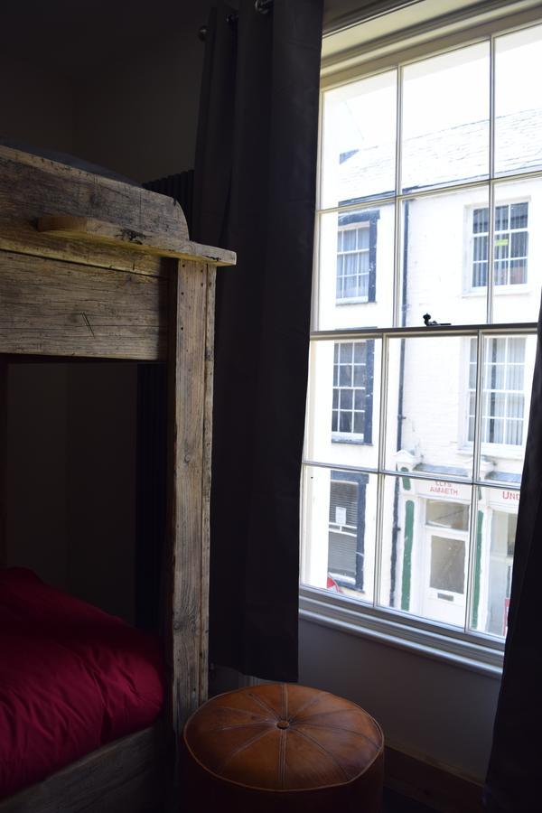 Ty Glyndwr Bunkhouse, Bar And Cafe Hostel เคอร์นาวอน ภายนอก รูปภาพ