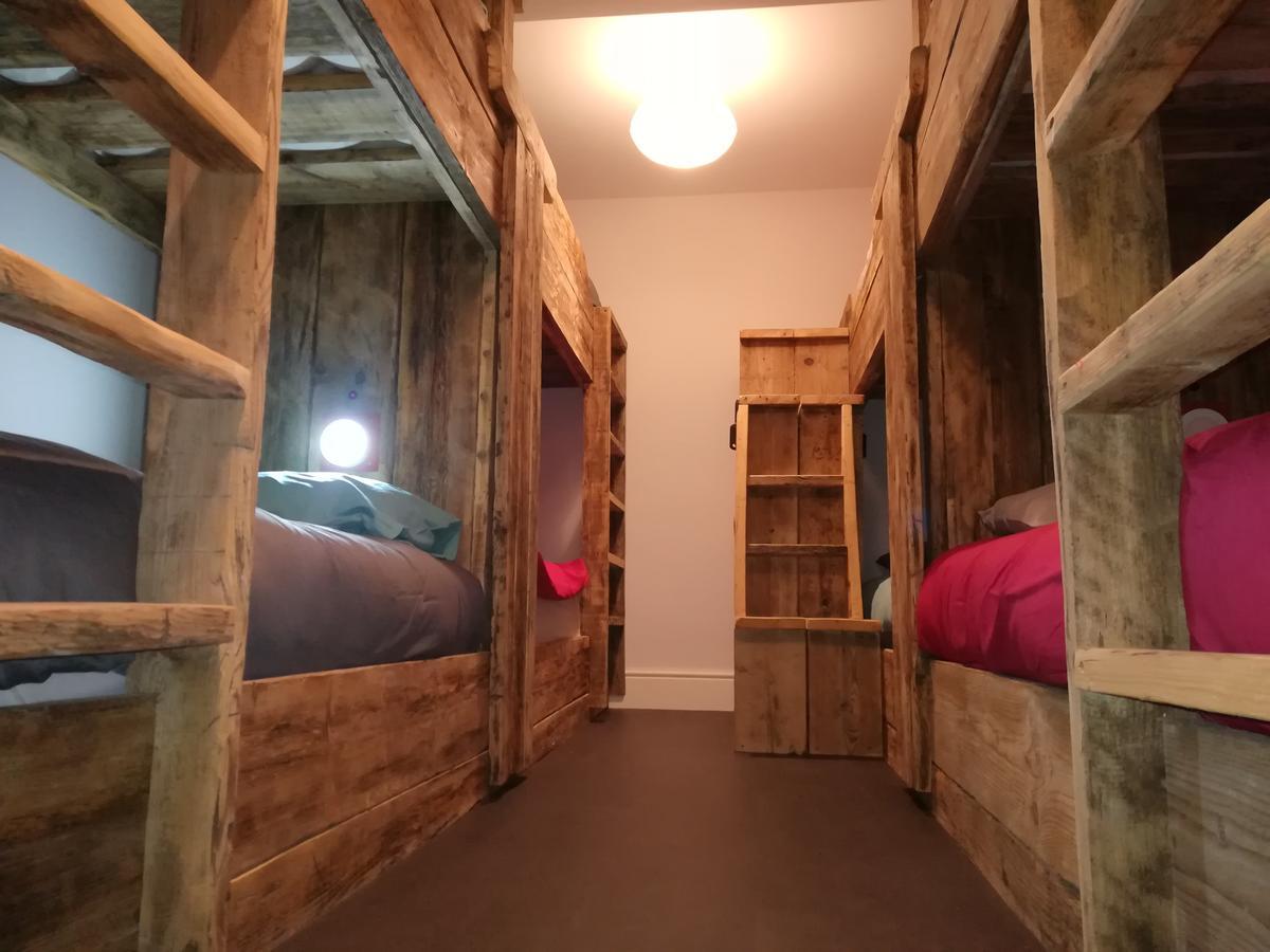 Ty Glyndwr Bunkhouse, Bar And Cafe Hostel เคอร์นาวอน ภายนอก รูปภาพ