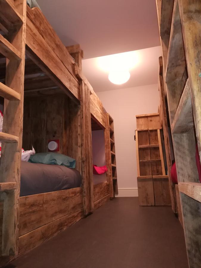 Ty Glyndwr Bunkhouse, Bar And Cafe Hostel เคอร์นาวอน ภายนอก รูปภาพ