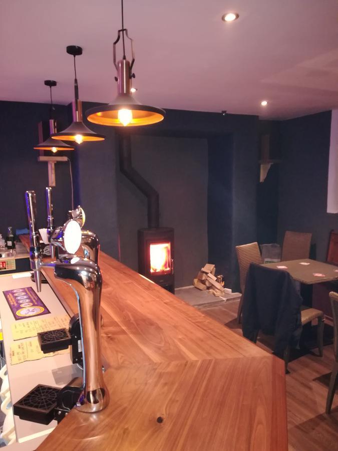 Ty Glyndwr Bunkhouse, Bar And Cafe Hostel เคอร์นาวอน ภายนอก รูปภาพ