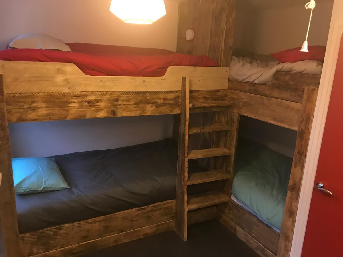 Ty Glyndwr Bunkhouse, Bar And Cafe Hostel เคอร์นาวอน ภายนอก รูปภาพ