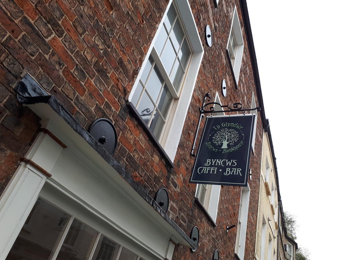 Ty Glyndwr Bunkhouse, Bar And Cafe Hostel เคอร์นาวอน ภายนอก รูปภาพ