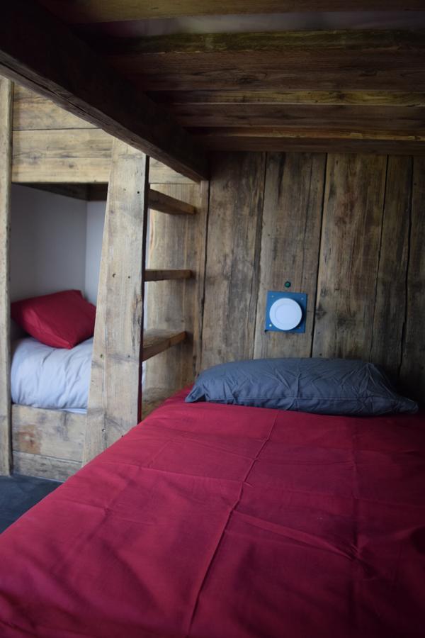 Ty Glyndwr Bunkhouse, Bar And Cafe Hostel เคอร์นาวอน ภายนอก รูปภาพ