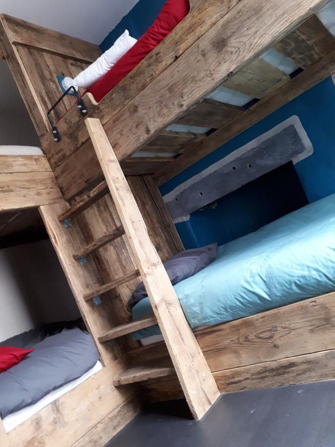 Ty Glyndwr Bunkhouse, Bar And Cafe Hostel เคอร์นาวอน ภายนอก รูปภาพ