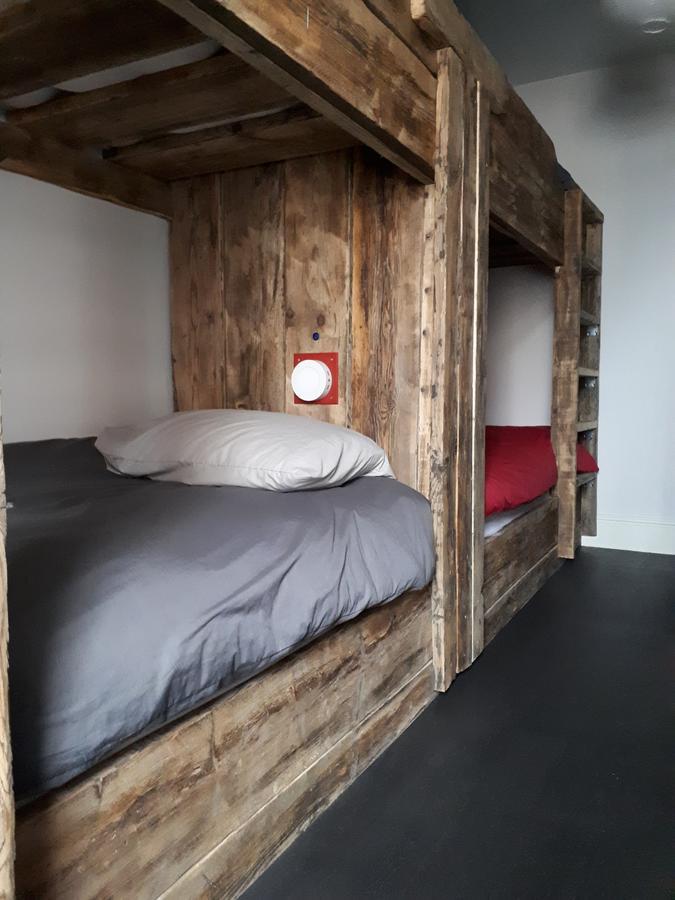 Ty Glyndwr Bunkhouse, Bar And Cafe Hostel เคอร์นาวอน ภายนอก รูปภาพ