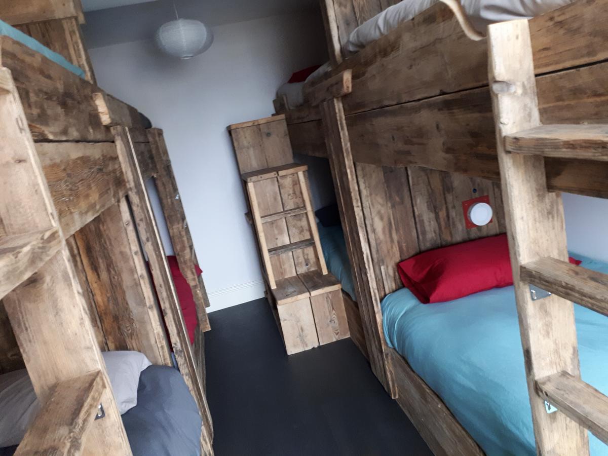 Ty Glyndwr Bunkhouse, Bar And Cafe Hostel เคอร์นาวอน ภายนอก รูปภาพ
