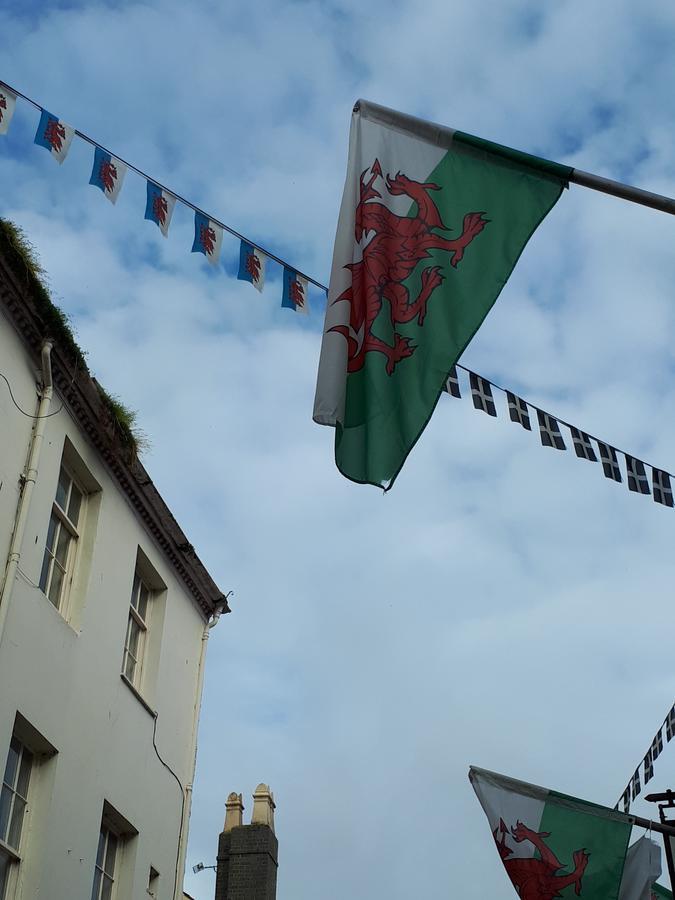 Ty Glyndwr Bunkhouse, Bar And Cafe Hostel เคอร์นาวอน ภายนอก รูปภาพ