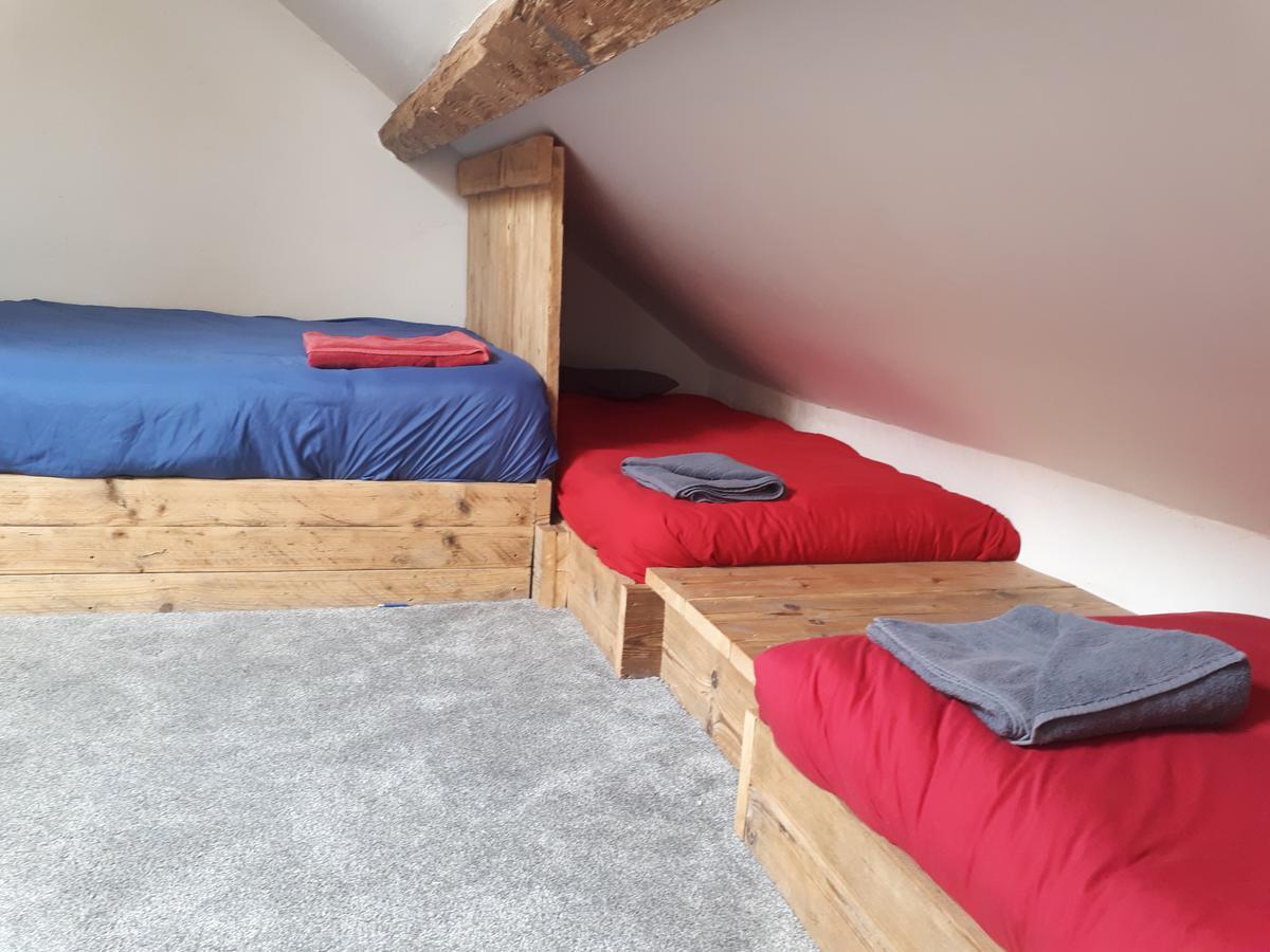 Ty Glyndwr Bunkhouse, Bar And Cafe Hostel เคอร์นาวอน ภายนอก รูปภาพ