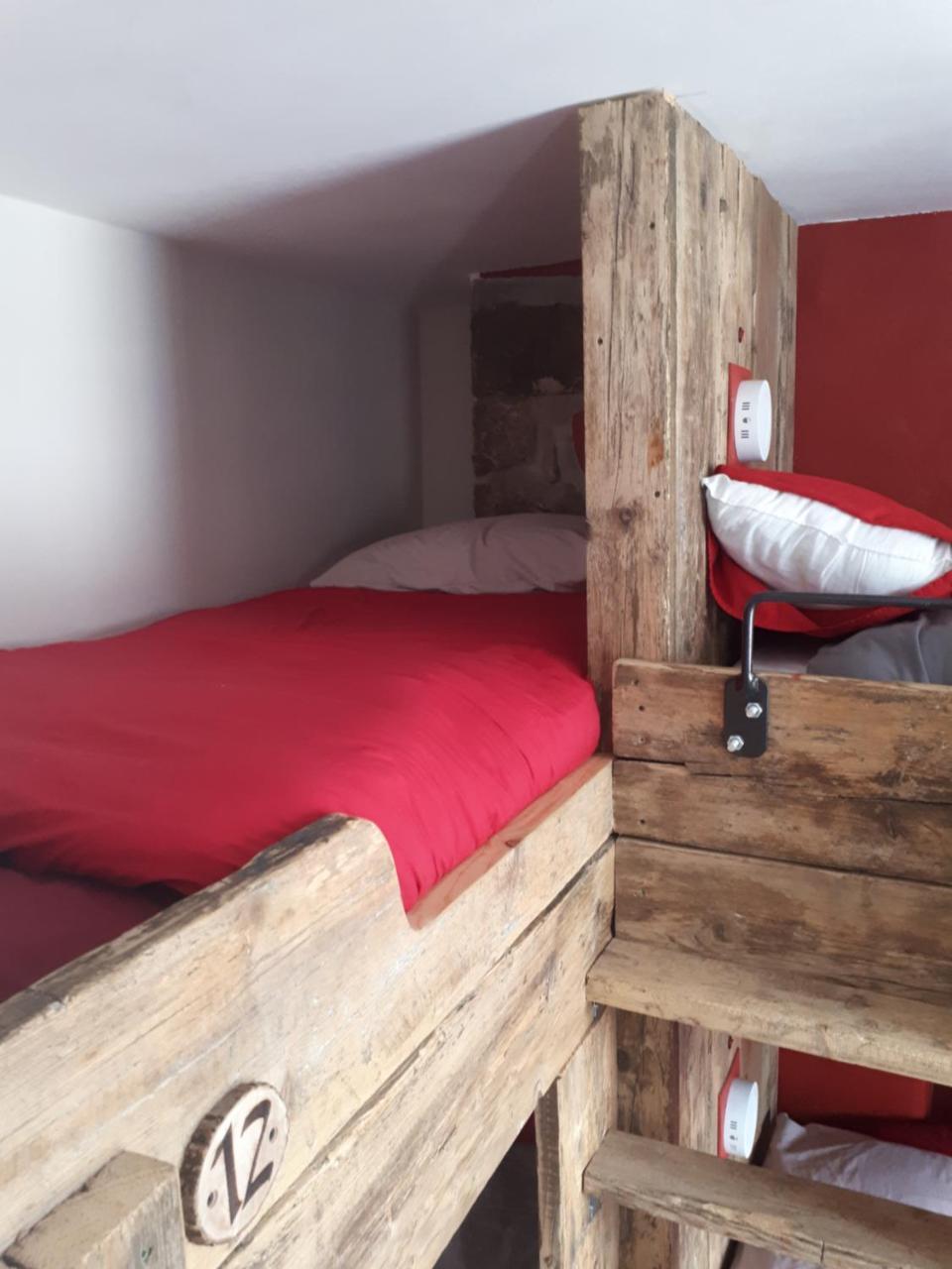 Ty Glyndwr Bunkhouse, Bar And Cafe Hostel เคอร์นาวอน ภายนอก รูปภาพ