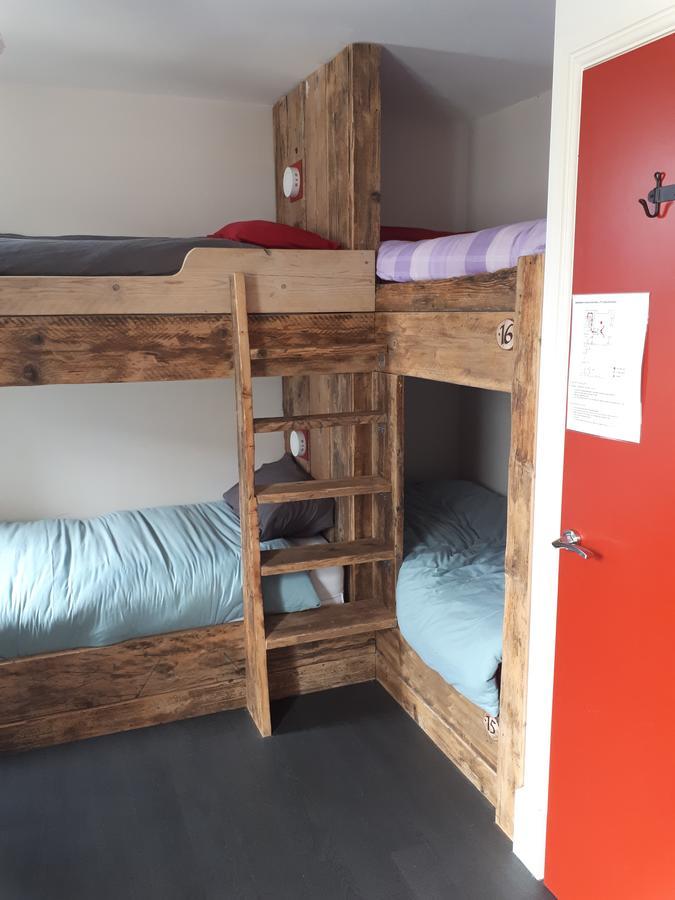 Ty Glyndwr Bunkhouse, Bar And Cafe Hostel เคอร์นาวอน ภายนอก รูปภาพ
