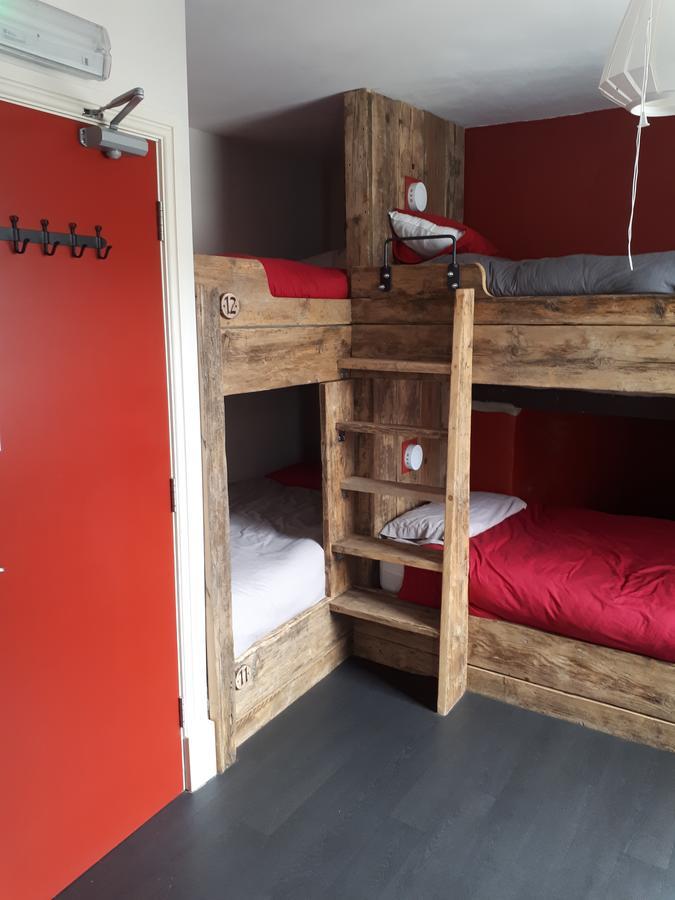 Ty Glyndwr Bunkhouse, Bar And Cafe Hostel เคอร์นาวอน ภายนอก รูปภาพ