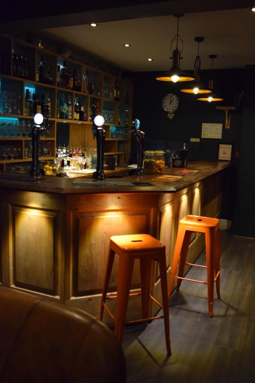 Ty Glyndwr Bunkhouse, Bar And Cafe Hostel เคอร์นาวอน ภายนอก รูปภาพ